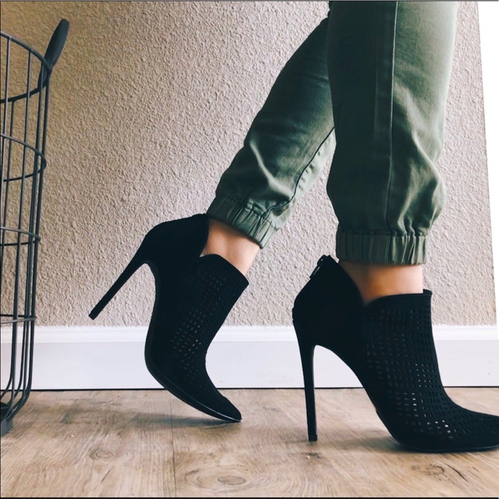 💕HP💕Black ankle stiletto booties